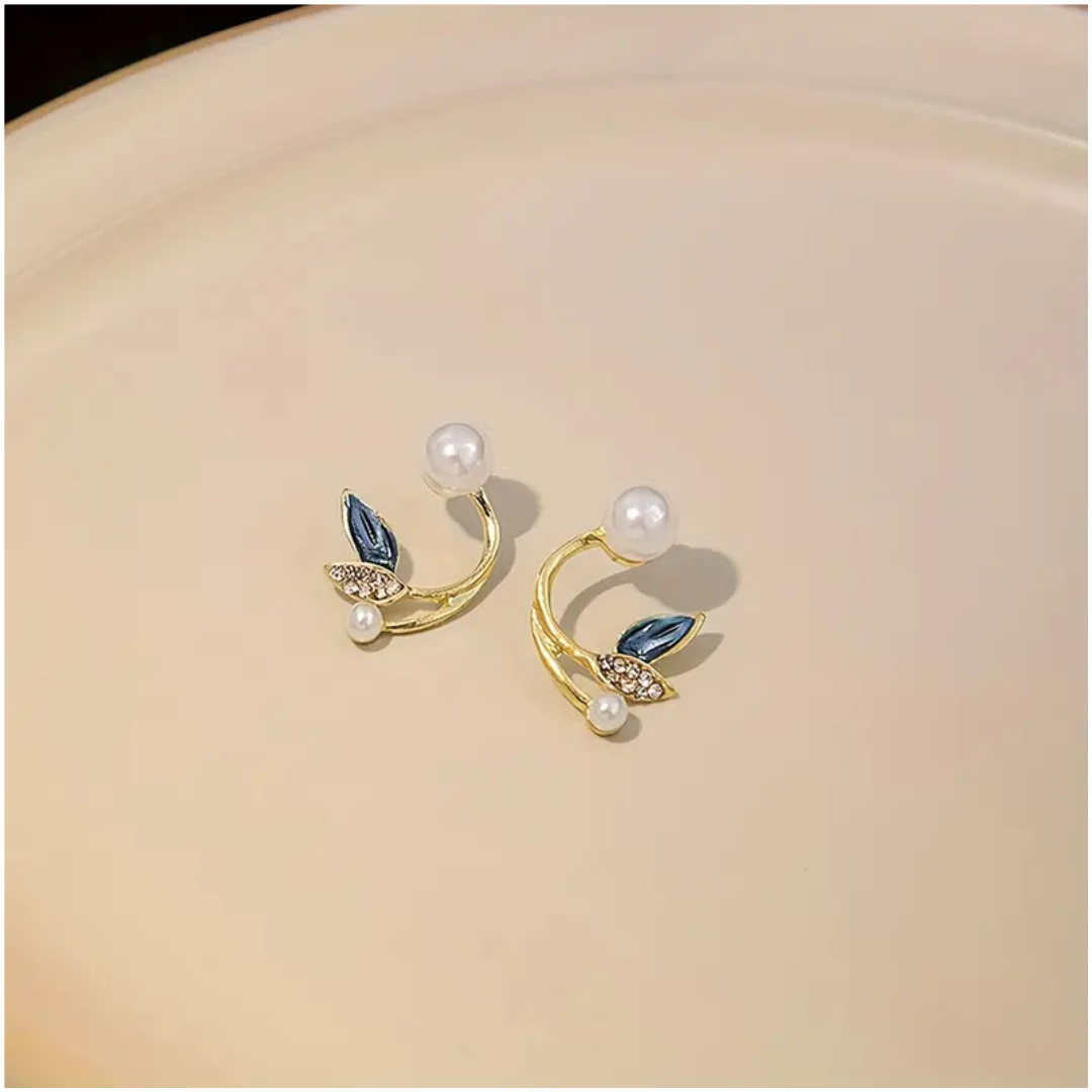 Pretty Leaf Imitation Pearl Design Stud Earrings